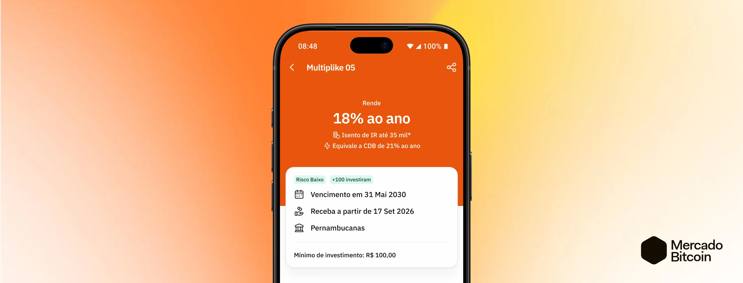 Capa do case: celular com a nova página de detalhes do ativo Multiplike 05, mostrando rentabilidade de 18% ao ano, isenção de IR, vencimento, início dos recebimentos e emissor, com a logo do Mercado Bitcoin